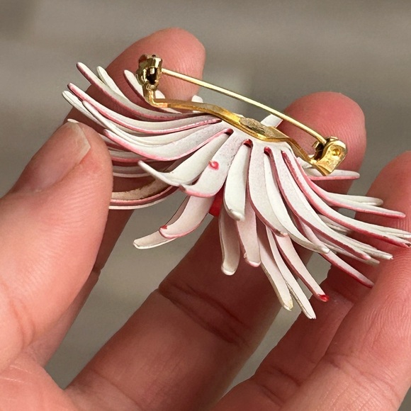 4/$50 vintage 1970 Pink and White Flower Brooch 🌺 - Picture 8 of 8